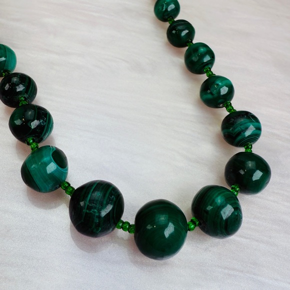 Vintage Green Malachite Heavy Cold graduating size Beaded Necklace - Picture 5 of 10